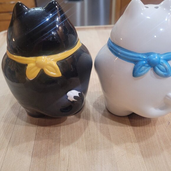 Clay Art Pair of Tuxedo Cat & White Cat Salt & Pepper Shakers Vintage 1992 EUC - Picture 6 of 9
